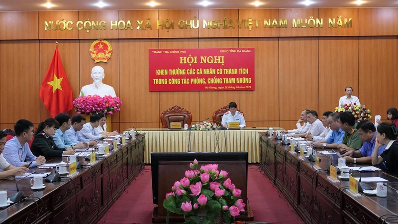 Khen thưởng 4 cá nhân có thành tích trong phòng, chống tham nhũng